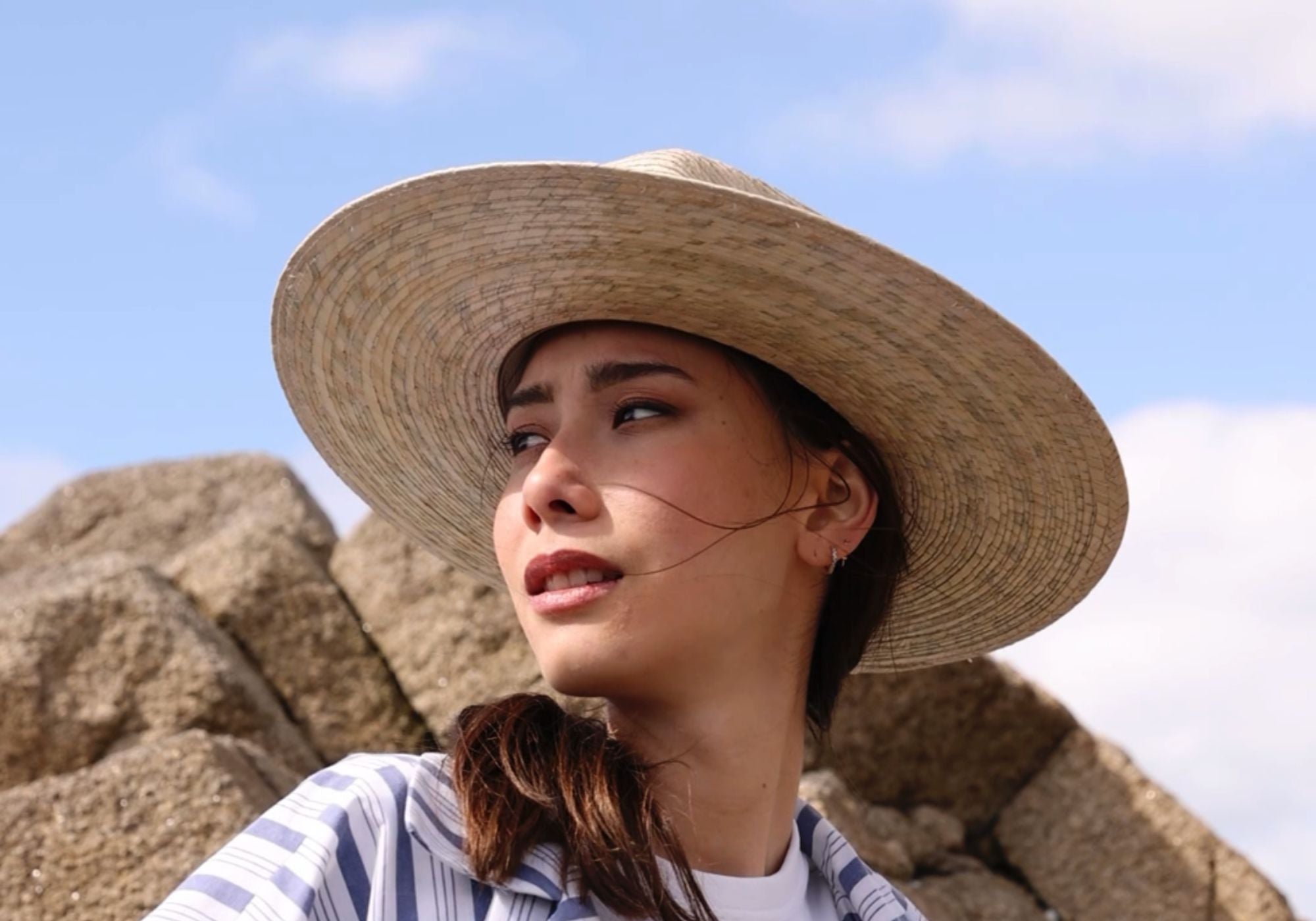 jeune femme portant un un chapeau de paille d'été sur la plage 
